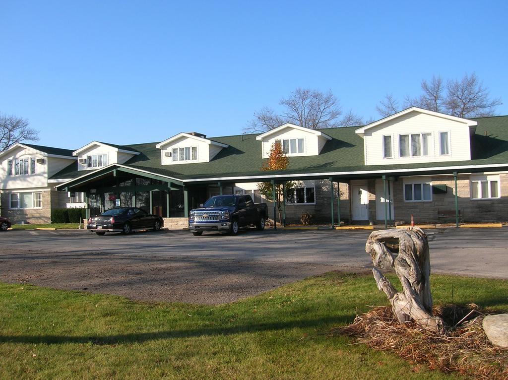 Camp Inn Lodge Oscoda Extérieur photo