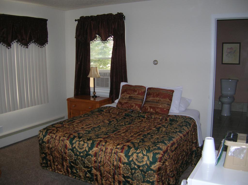 Camp Inn Lodge Oscoda Extérieur photo