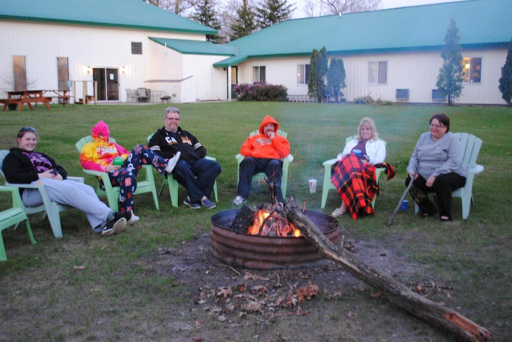 Camp Inn Lodge Oscoda Extérieur photo
